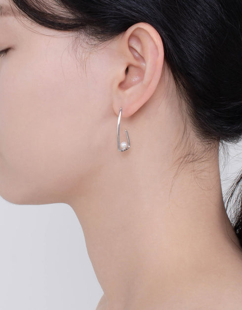 Parlak İnci Zarafeti: Sterling Halka Küpeler