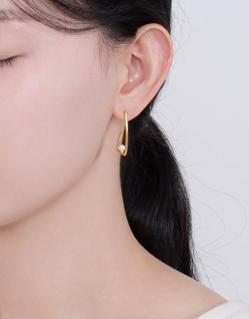 Parlak İnci Zarafeti: Sterling Halka Küpeler