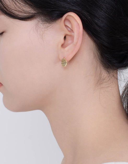 Altın Parıltılı Minimalist Saplama Küpeler: Kore Zarafetine Bir Dokunuş