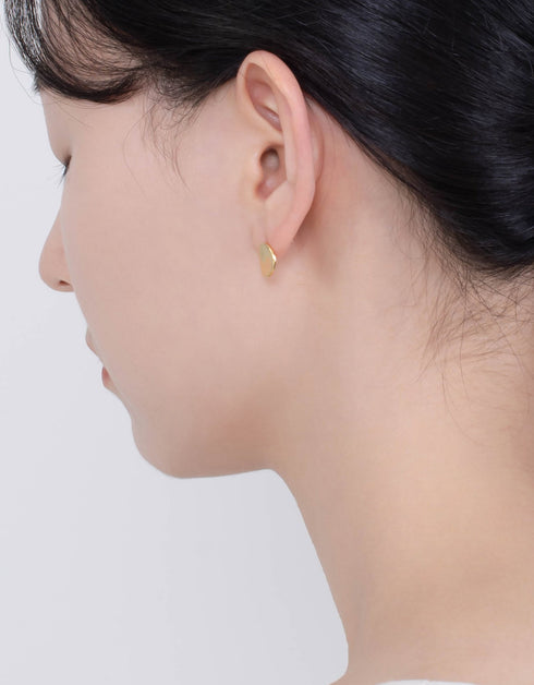 Altın Parıltılı Minimalist Saplama Küpeler: Kore Zarafetine Bir Dokunuş