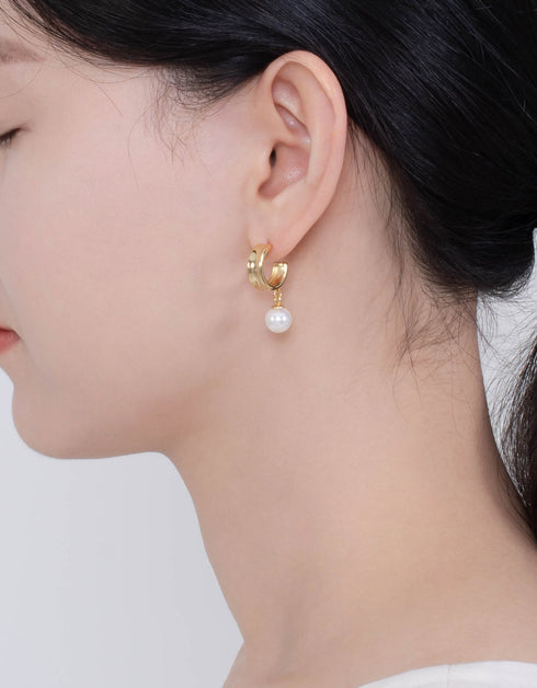 Altın Halka Mutluluğu: İnci Sallantılı Damla Küpeler