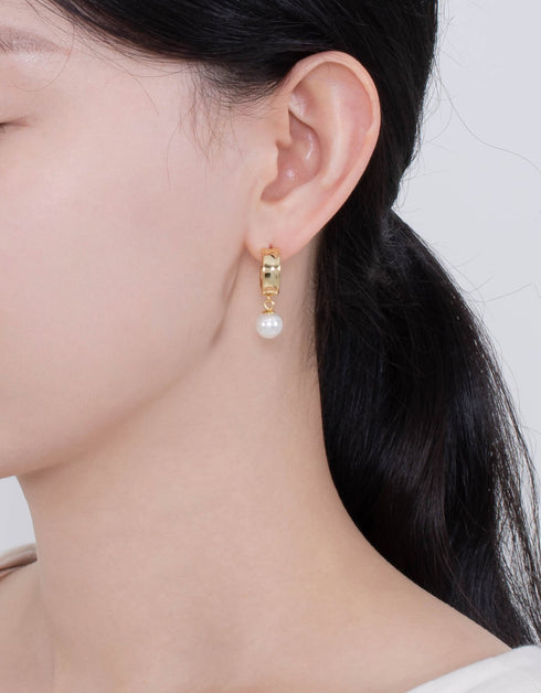 Altın Halka Mutluluğu: İnci Sallantılı Damla Küpeler