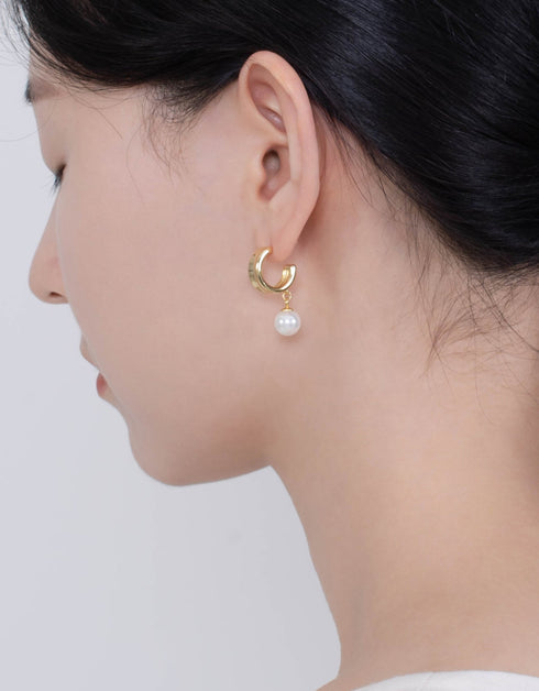 Altın Halka Mutluluğu: İnci Sallantılı Damla Küpeler