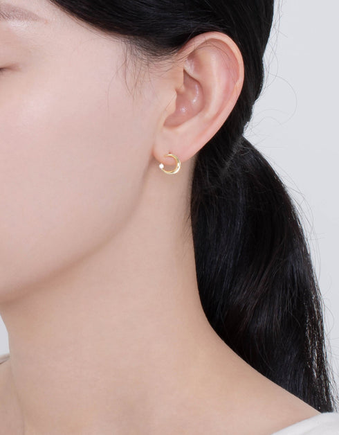 Zarif Ayışığı Çiviler: 18K Altın ve Platin Hilal Küpeler