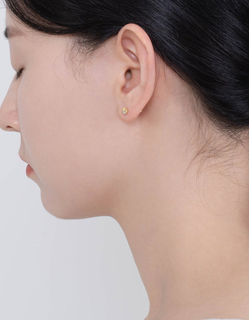 优雅之谜:金色 Cleopatra Gaze 耳钉