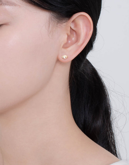 优雅之谜:金色 Cleopatra Gaze 耳钉