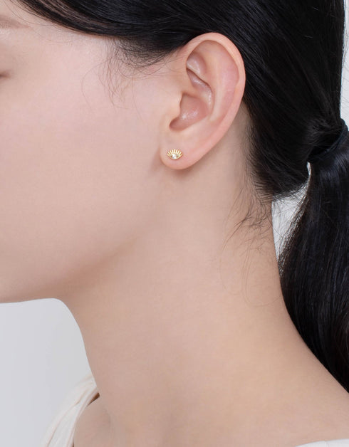 优雅之谜:金色 Cleopatra Gaze 耳钉