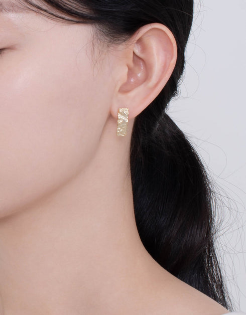 Altın Ay Krater Küpe: Parlak Gümüş Çiviler