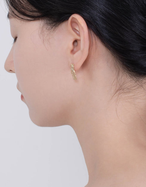 Altın Ay Krater Küpe: Parlak Gümüş Çiviler