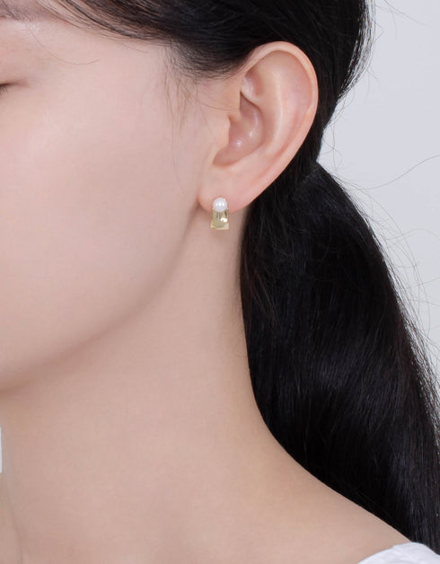 Sedefli Fırfır Etek Boyu Saplama Küpe