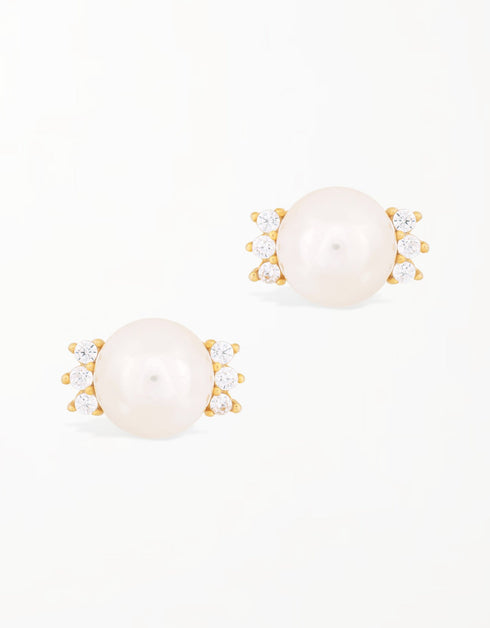 Sedefli Bıyık Parıltılı Saplama Küpeler: Doğa ve Modanın Birleşimi