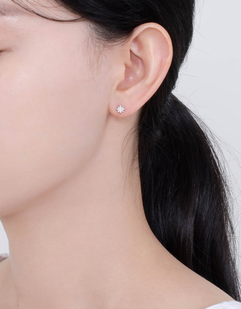 Starlight Elegance: Koreli Tasarımcı Kübik Zirkonya Saplama Küpe