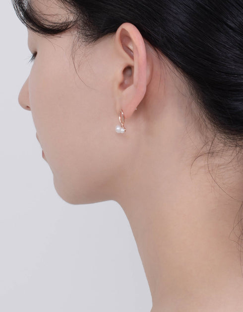 Sedefli Balık Kuyruğu Gümüş Saplama Küpe