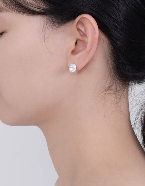 珠光优雅:18K 镀金淡水珍珠耳钉