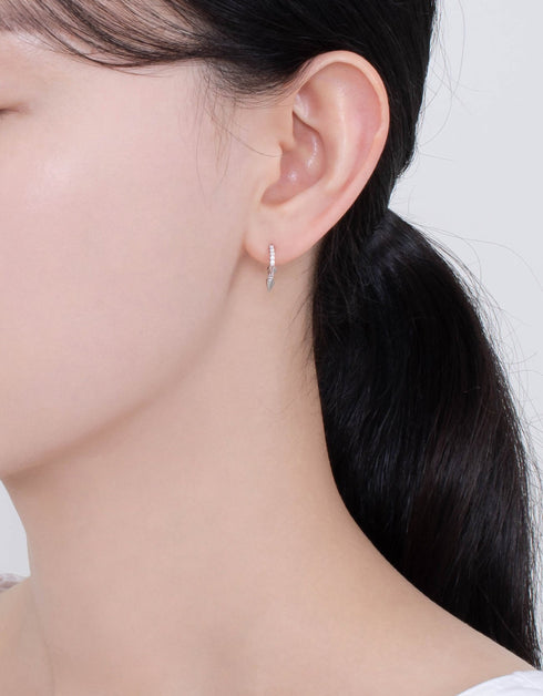 优雅边缘:镀金方晶锆石圈形耳环