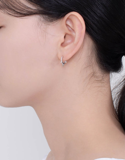 优雅边缘:镀金方晶锆石圈形耳环