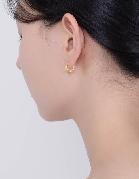 优雅边缘:镀金方晶锆石圈形耳环