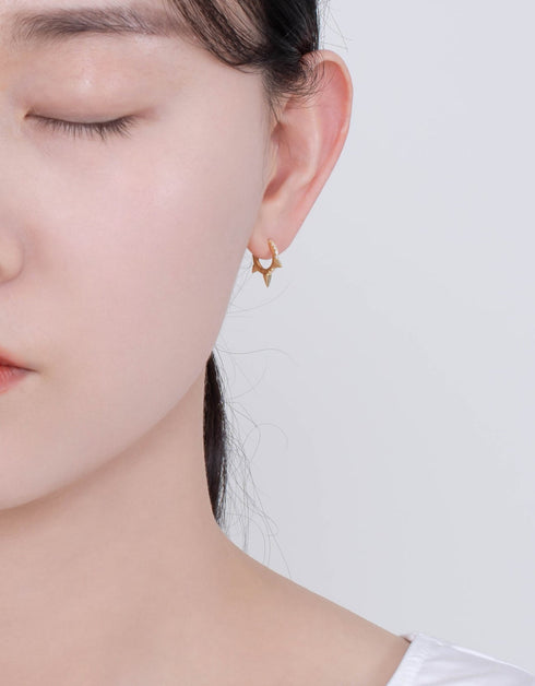 优雅边缘:镀金方晶锆石圈形耳环