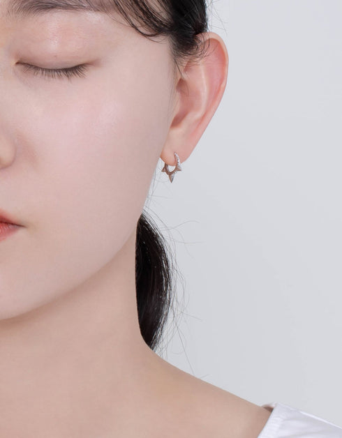 优雅边缘:镀金方晶锆石圈形耳环