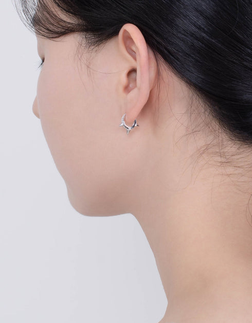 优雅边缘:镀金方晶锆石圈形耳环