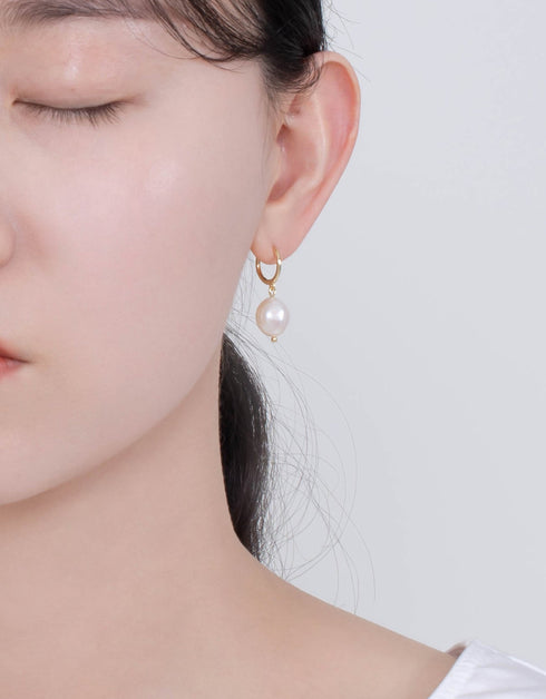 Luxurious Gold-Plated Pearl Drop Earrings: A Blend of Elegance and Modern Style