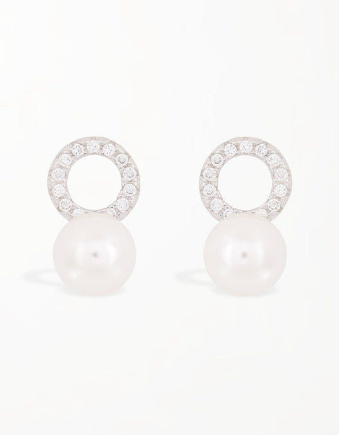 耀眼的方晶锆石圈形和淡水珍珠耳钉