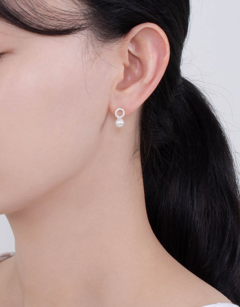 耀眼的方晶锆石圈形和淡水珍珠耳钉