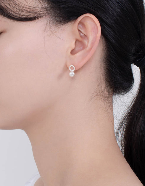 耀眼的方晶锆石圈形和淡水珍珠耳钉