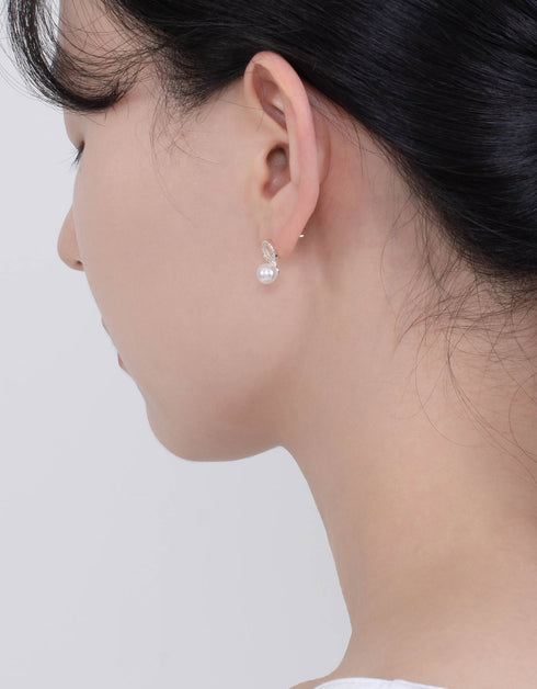 耀眼的方晶锆石圈形和淡水珍珠耳钉