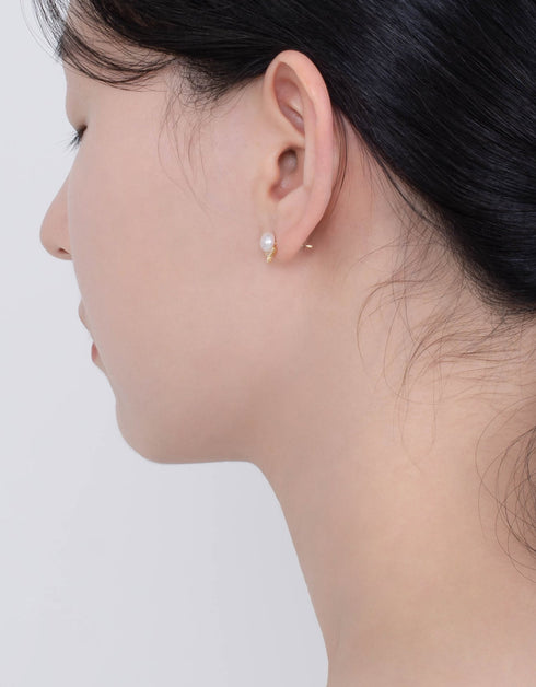 珍珠皇冠优雅耳钉:融合精致与风格