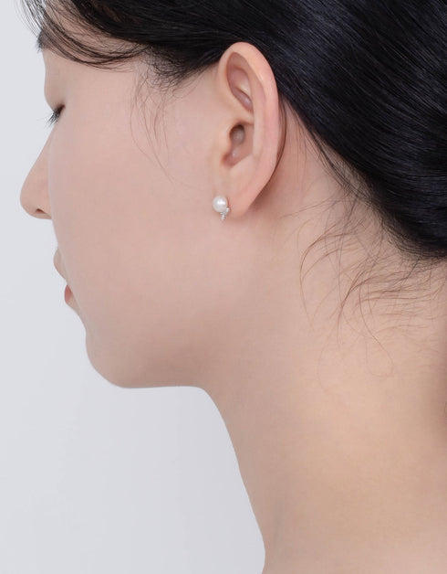 珍珠皇冠优雅耳钉:融合精致与风格