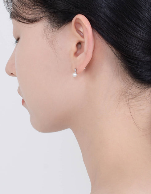 Işıltılı Zarafet: Prenses Kesim CZ ve Tatlı Su İncisi Küpeler