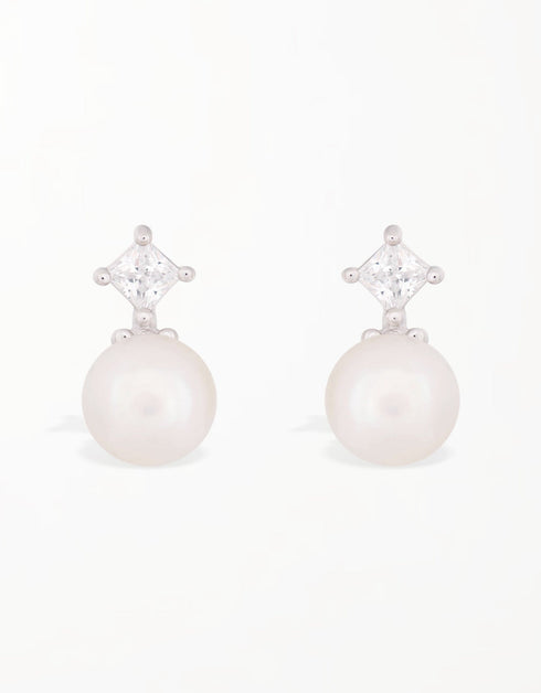 Işıltılı Zarafet: Prenses Kesim CZ ve Tatlı Su İncisi Küpeler