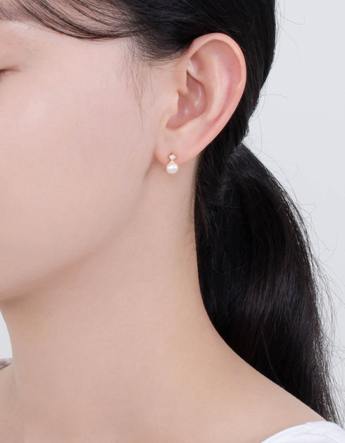 Işıltılı Zarafet: Prenses Kesim CZ ve Tatlı Su İncisi Küpeler