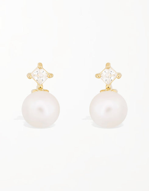 Işıltılı Zarafet: Prenses Kesim CZ ve Tatlı Su İncisi Küpeler