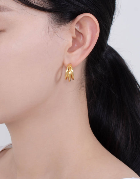 Altın Zarafet: Üçlü C-Halka Lokum Küpe