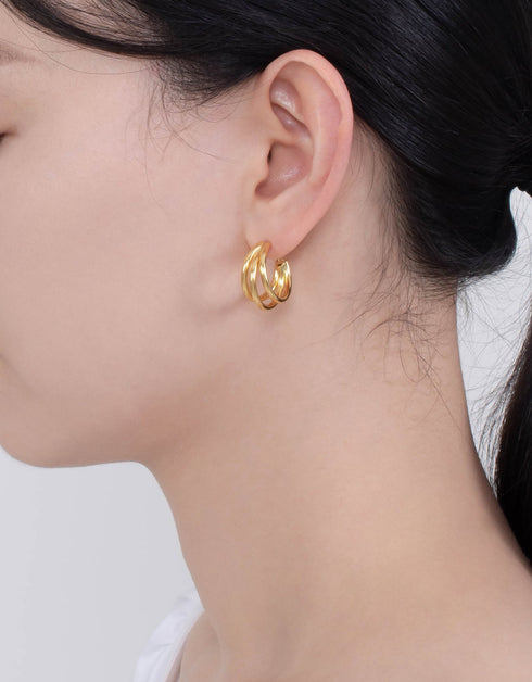 Altın Zarafet: Üçlü C-Halka Lokum Küpe