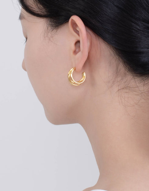 Altın Zarafet: Üçlü C-Halka Lokum Küpe