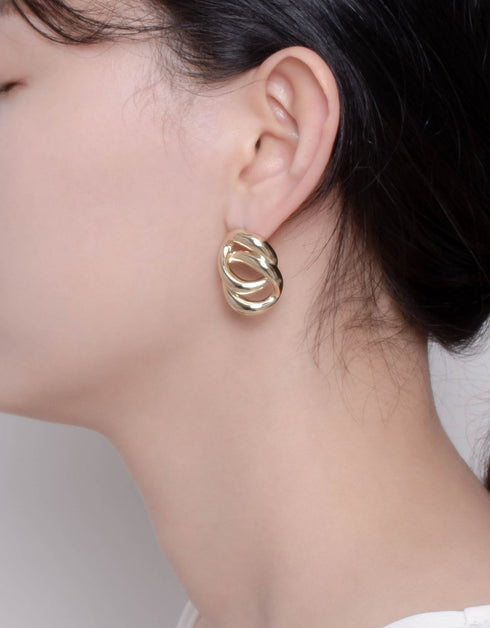 Dolanmış Elegance - 18K Altın Kaplama Çift Halkalı Küpe