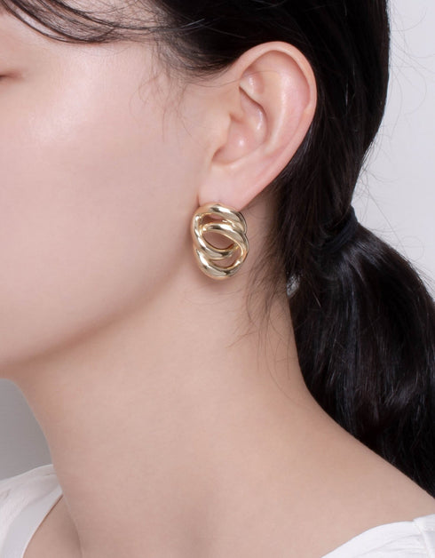 Dolanmış Elegance - 18K Altın Kaplama Çift Halkalı Küpe