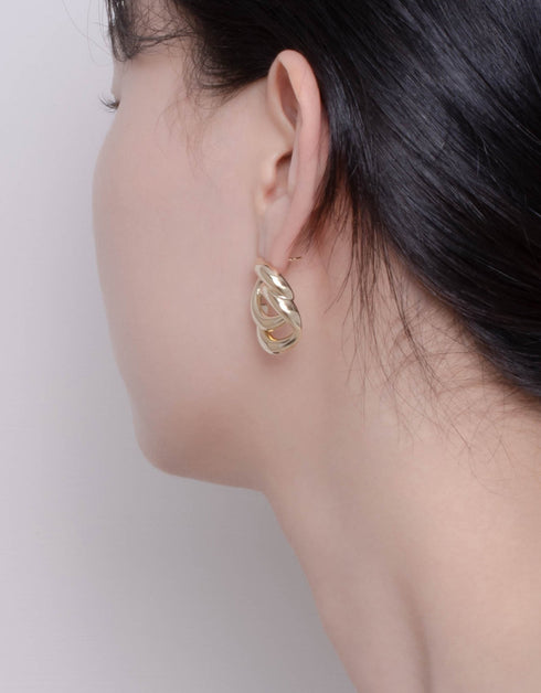 Dolanmış Elegance - 18K Altın Kaplama Çift Halkalı Küpe