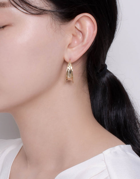 Altın Parıltılı C-Halka Küpeler: Altından Bir Senfoni