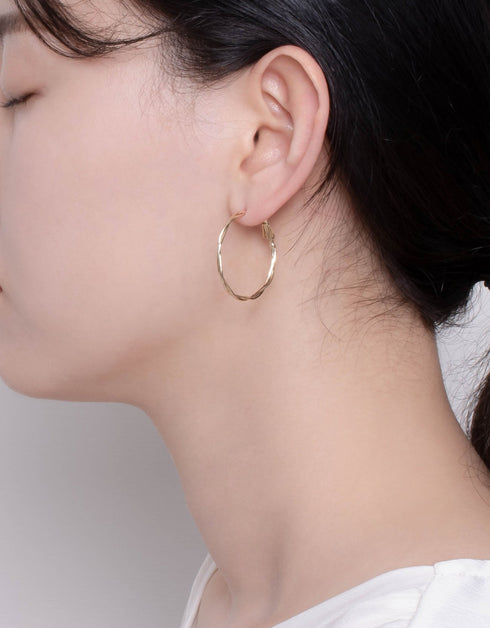 Twist of Elegance Halka Küpeler - Omega Sırtlı, 18K Altın ve Platin Kaplama