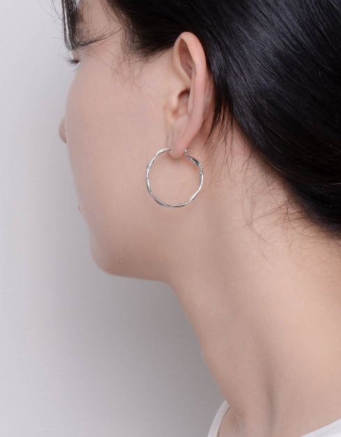 Twist of Elegance Halka Küpeler - Omega Sırtlı, 18K Altın ve Platin Kaplama