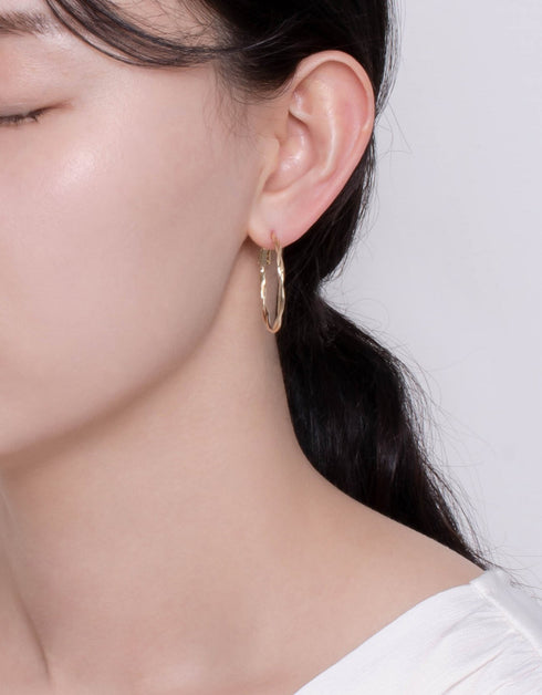 Twist of Elegance Halka Küpeler - Omega Sırtlı, 18K Altın ve Platin Kaplama