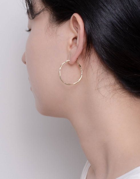 Twist of Elegance Halka Küpeler - Omega Sırtlı, 18K Altın ve Platin Kaplama