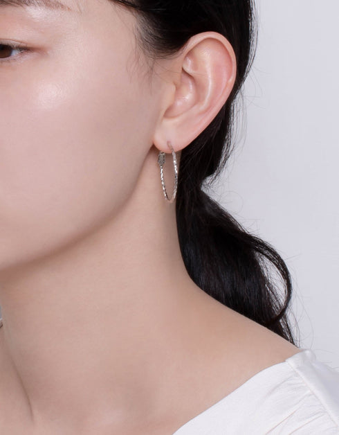 时尚斜纹扭圈耳环 – 镀 18K 金或铂金供您选择