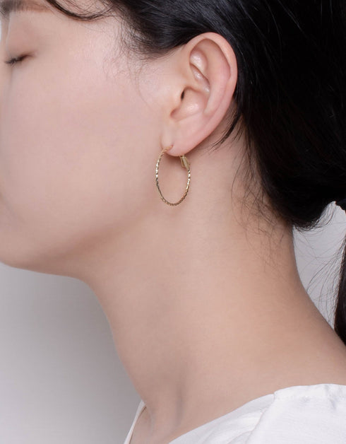 时尚斜纹扭圈耳环 – 镀 18K 金或铂金供您选择