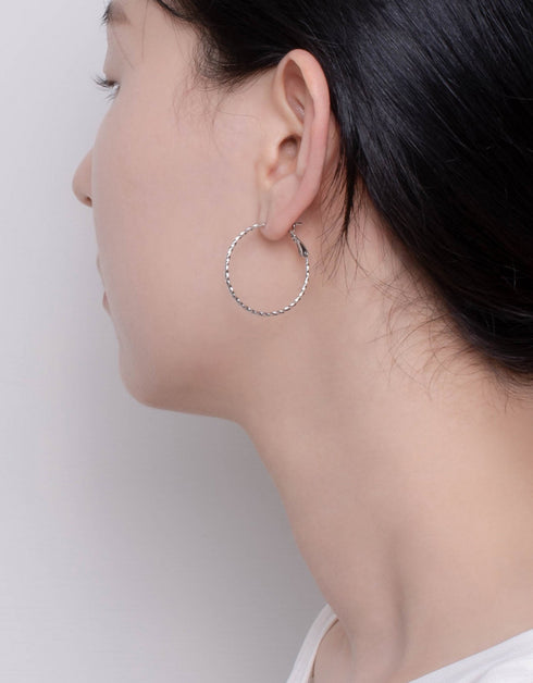 时尚斜纹扭圈耳环 – 镀 18K 金或铂金供您选择