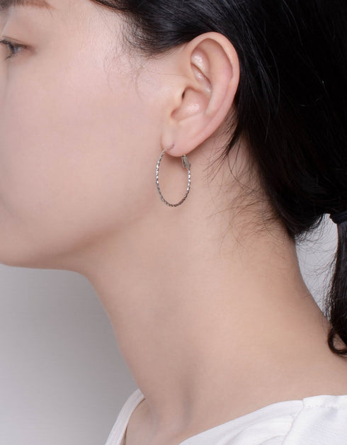 时尚斜纹扭圈耳环 – 镀 18K 金或铂金供您选择